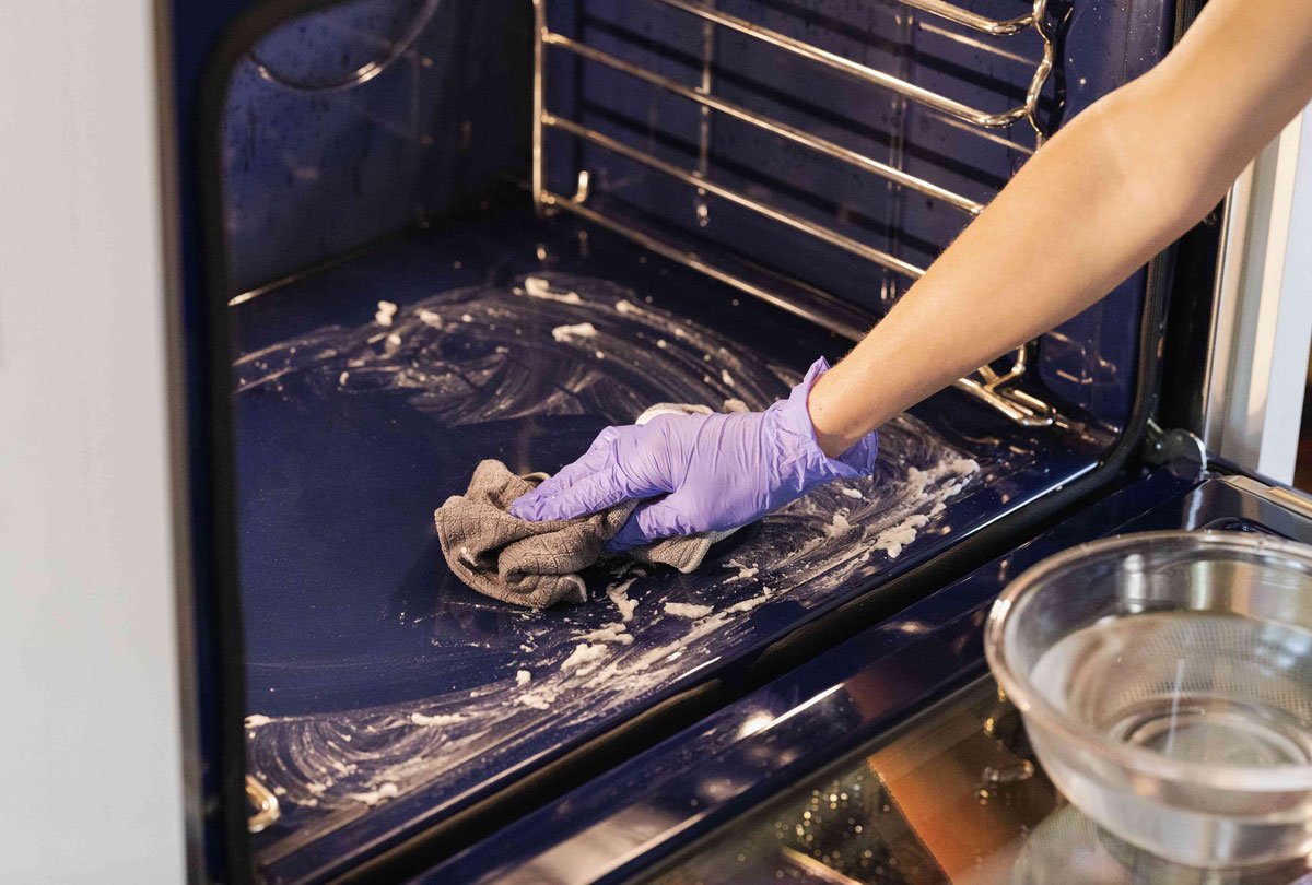 How to Naturally Clean an Oven