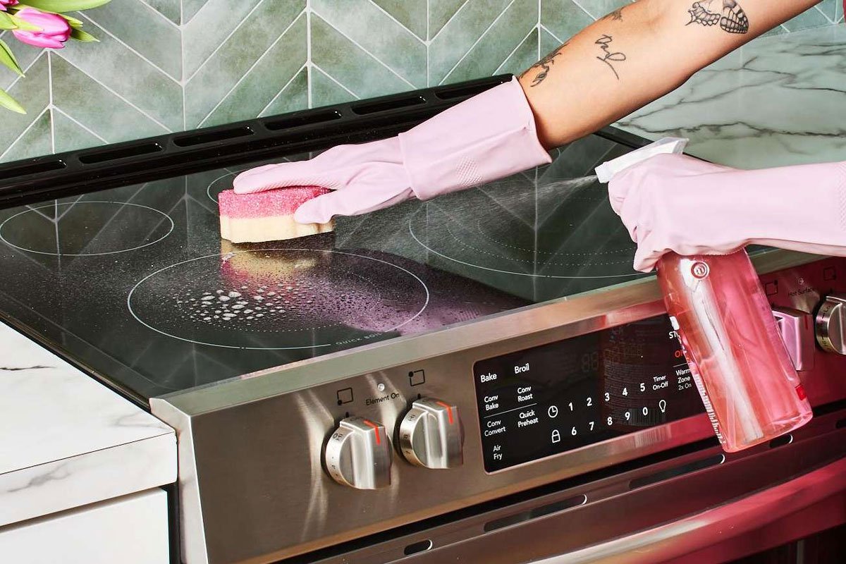 How to Naturally Clean an Oven